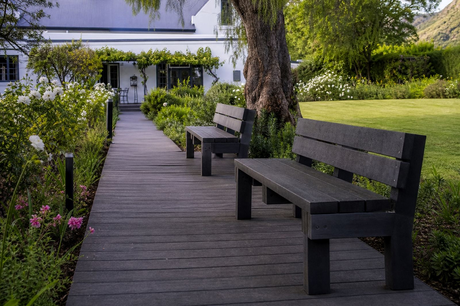 Guesthouse Garden Benches